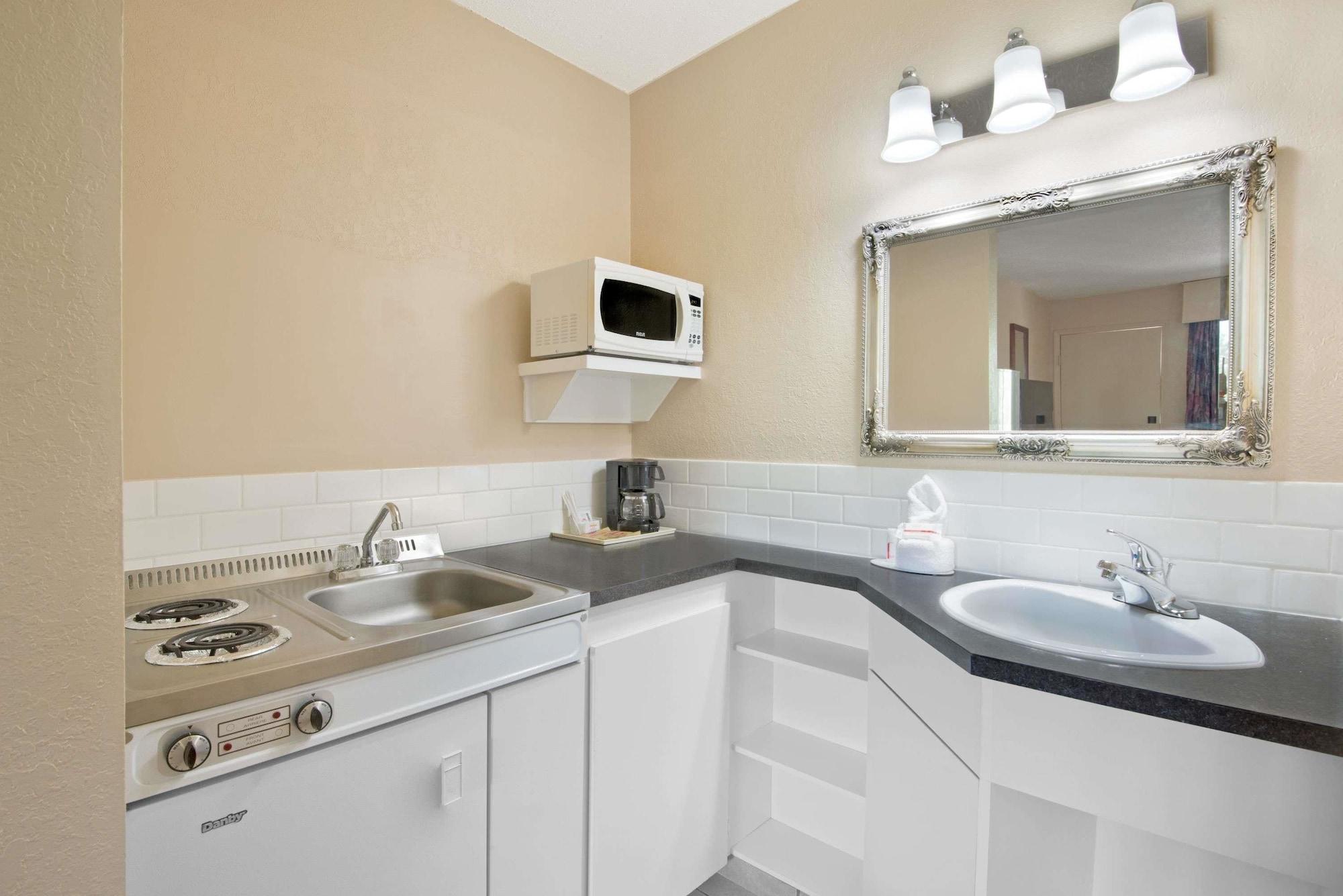 Howard Johnson By Wyndham Red Deer Penhold Buitenkant foto