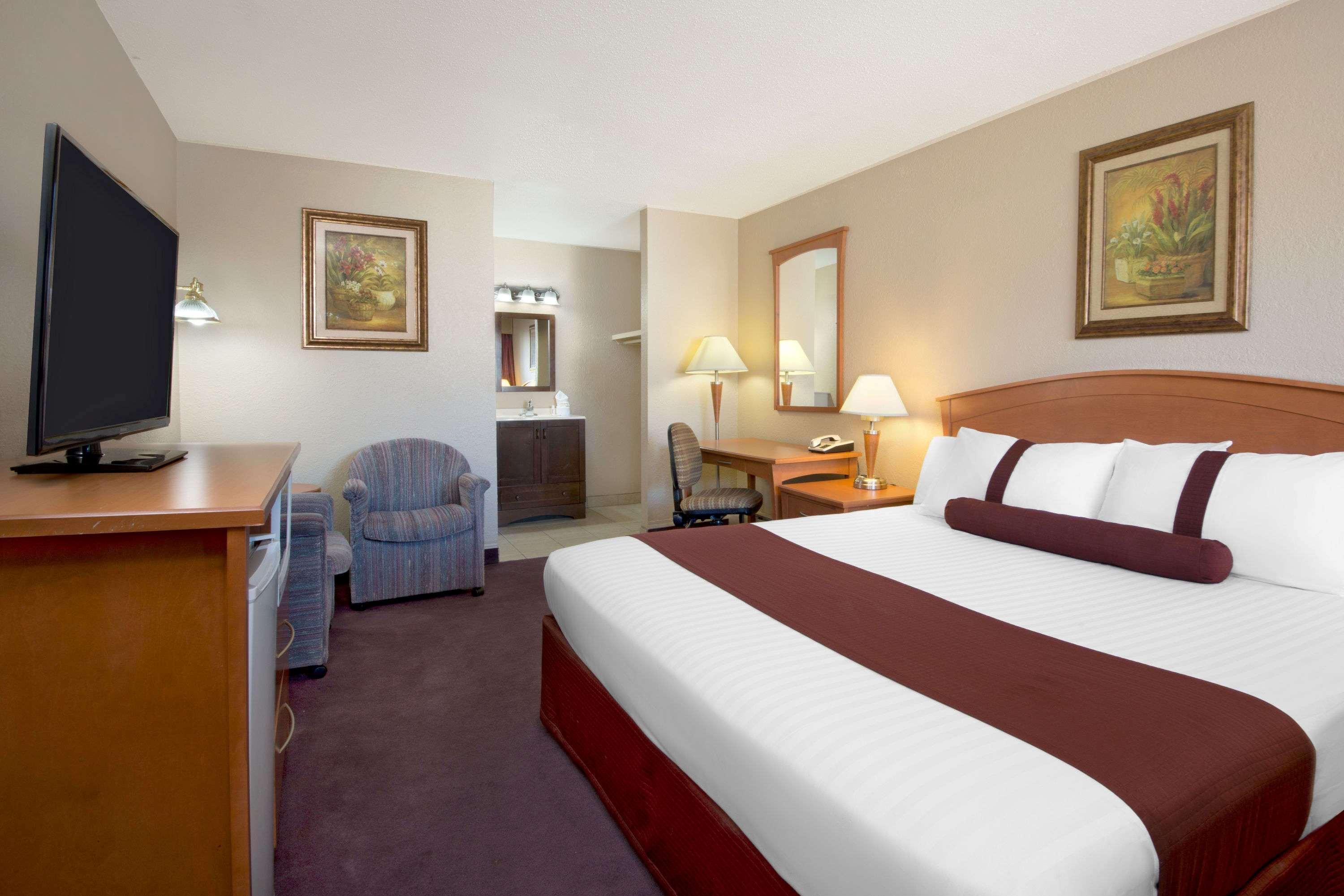 Howard Johnson By Wyndham Red Deer Penhold Buitenkant foto