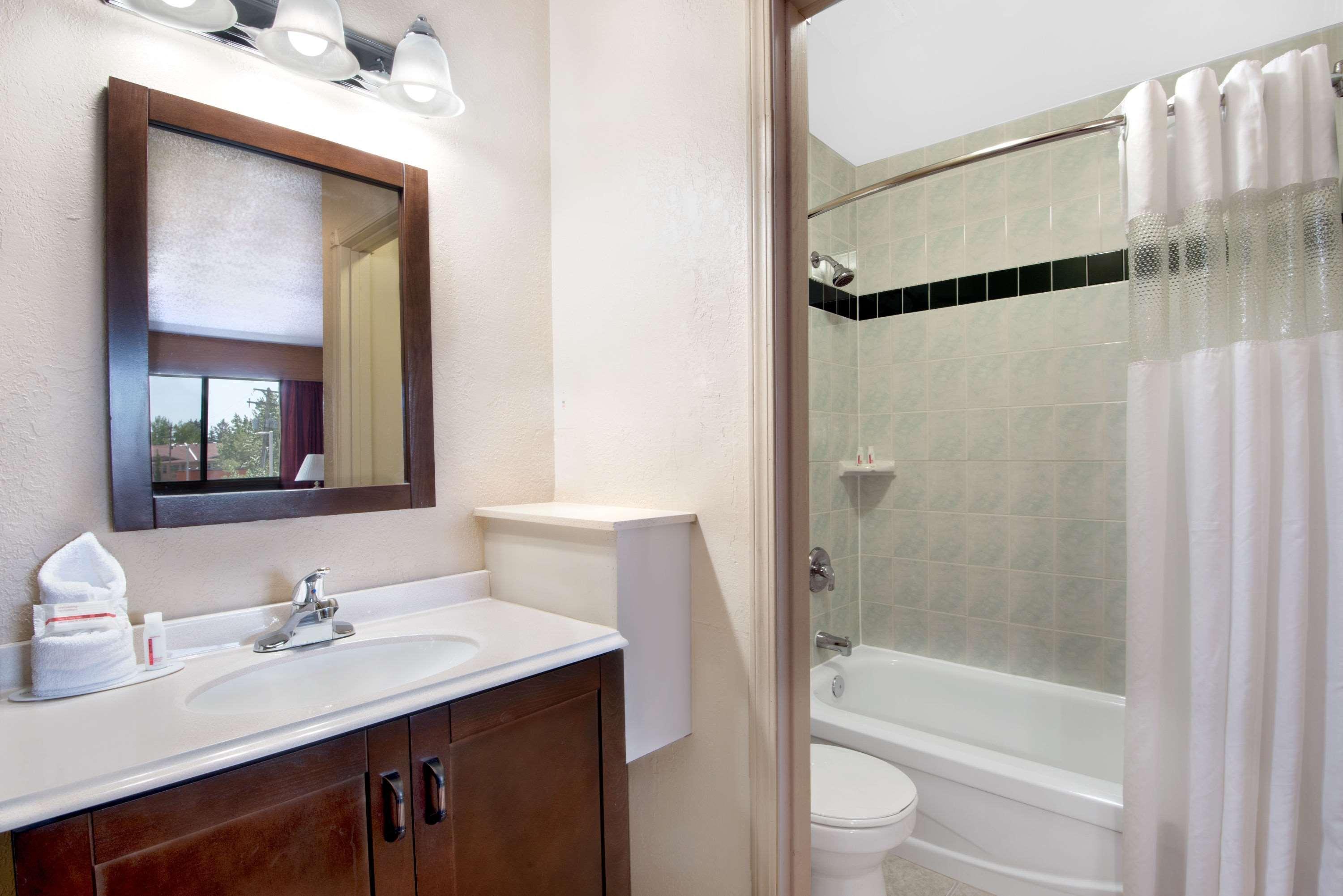 Howard Johnson By Wyndham Red Deer Penhold Buitenkant foto