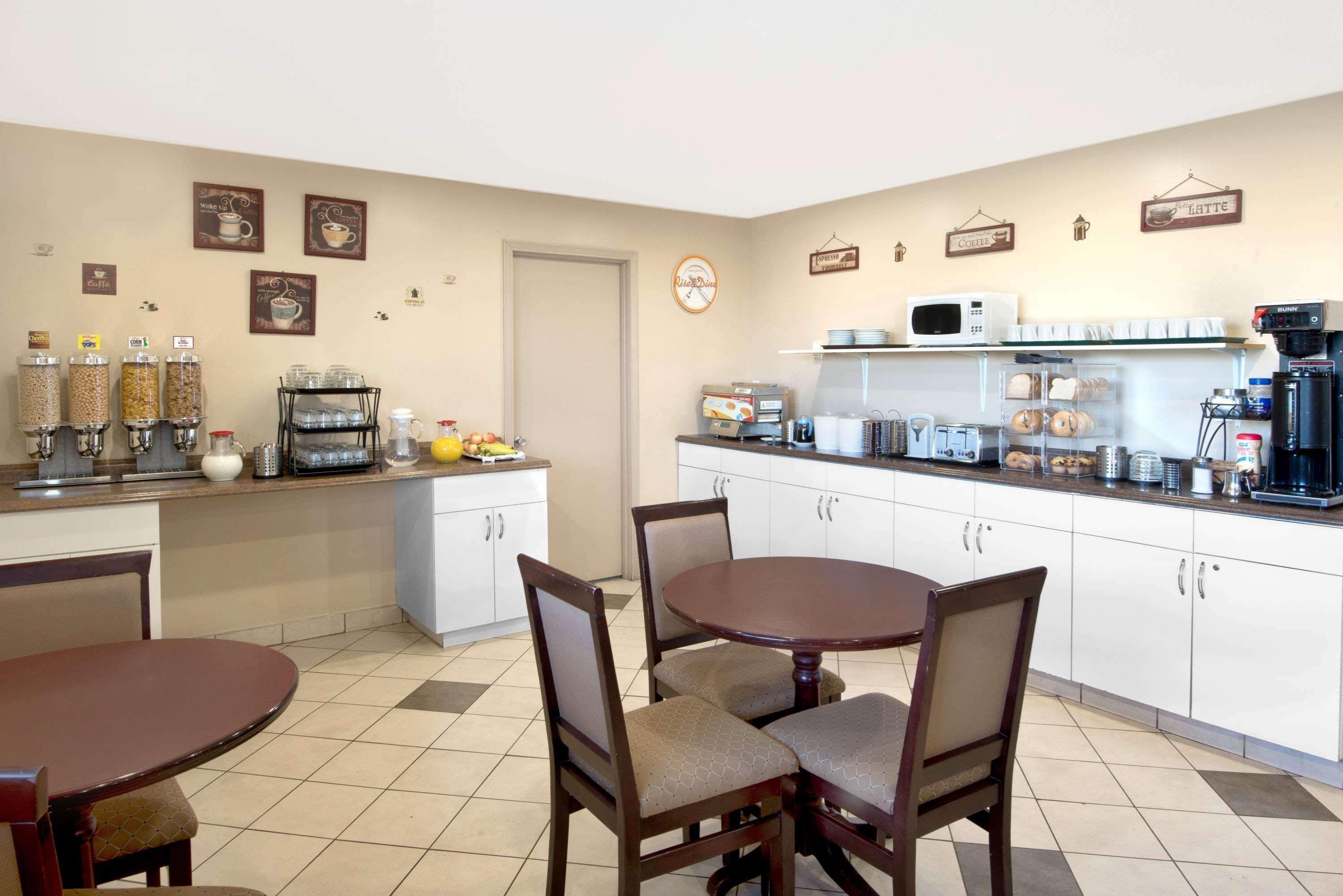 Howard Johnson By Wyndham Red Deer Penhold Buitenkant foto