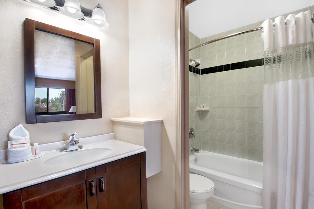 Howard Johnson By Wyndham Red Deer Penhold Buitenkant foto