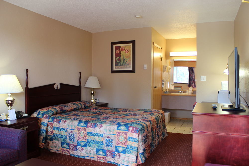 Howard Johnson By Wyndham Red Deer Penhold Buitenkant foto