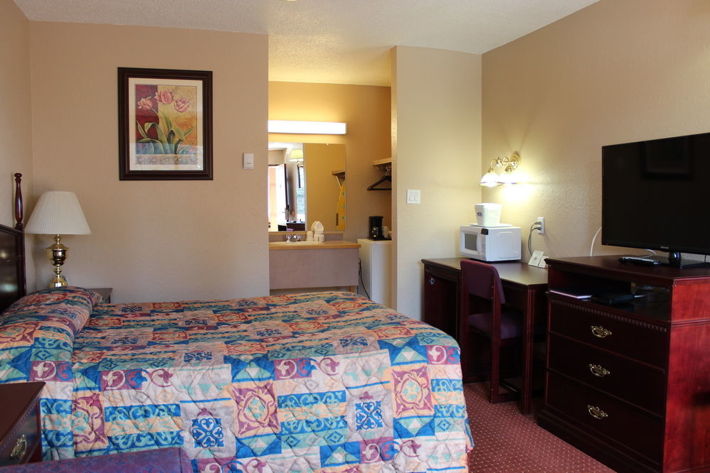 Howard Johnson By Wyndham Red Deer Penhold Buitenkant foto