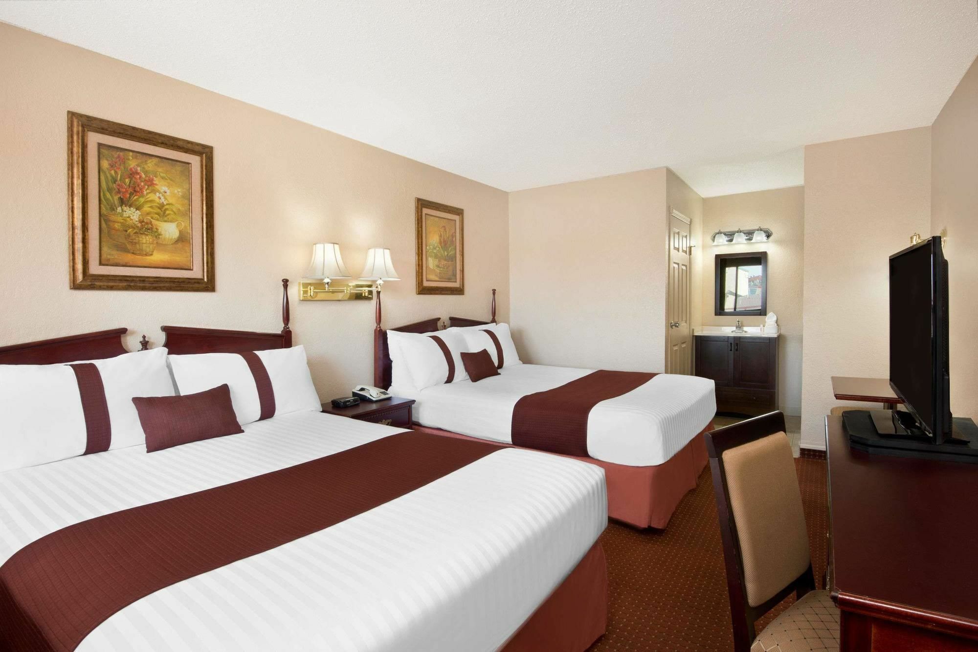 Howard Johnson By Wyndham Red Deer Penhold Buitenkant foto