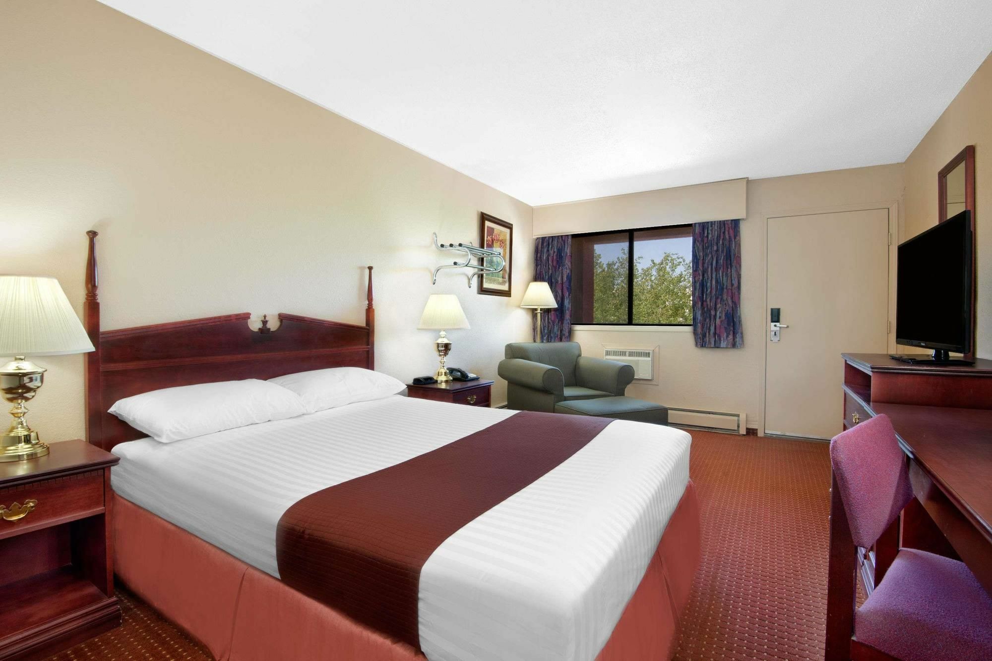 Howard Johnson By Wyndham Red Deer Penhold Buitenkant foto
